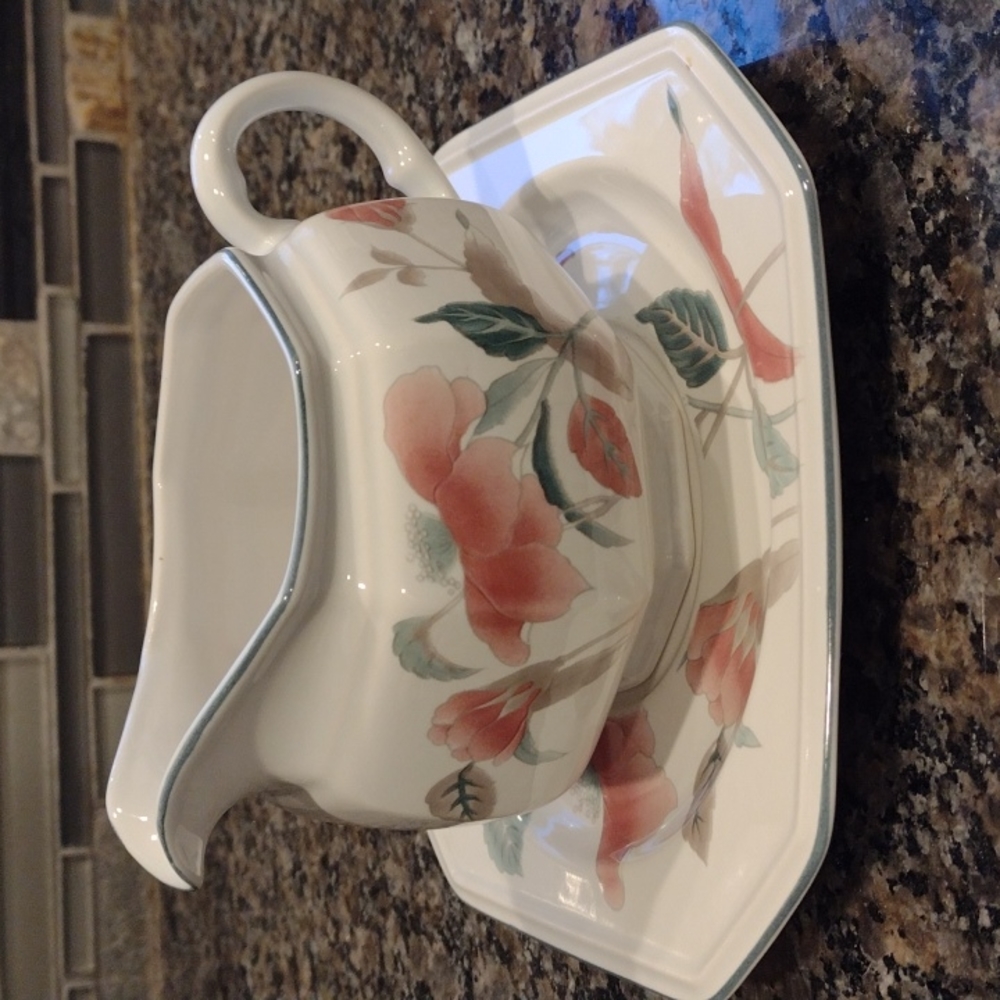 Mikasa Silk 🌺 Flowers Gravy Boat  Stand Tray Plate like new Japan  discontinued